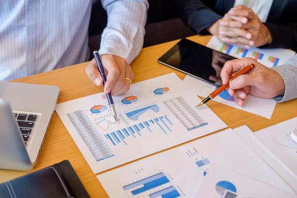 Pantalla con gráficos y datos financieros